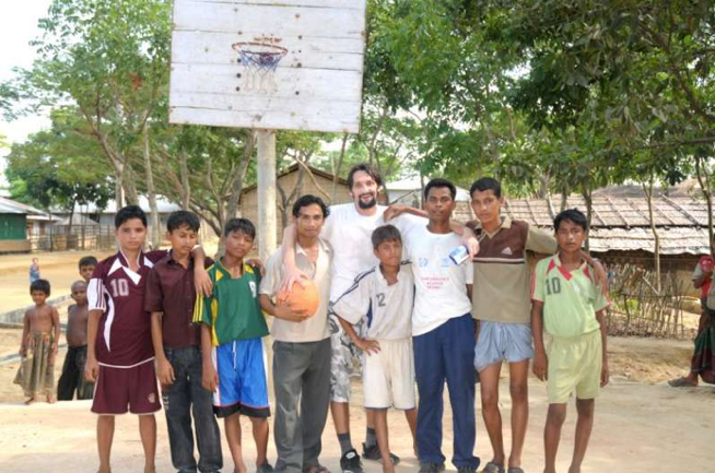 Un modesto voluntario que ayuda a los niños refugiados a alcanzar las estrellas en Bangladesh
