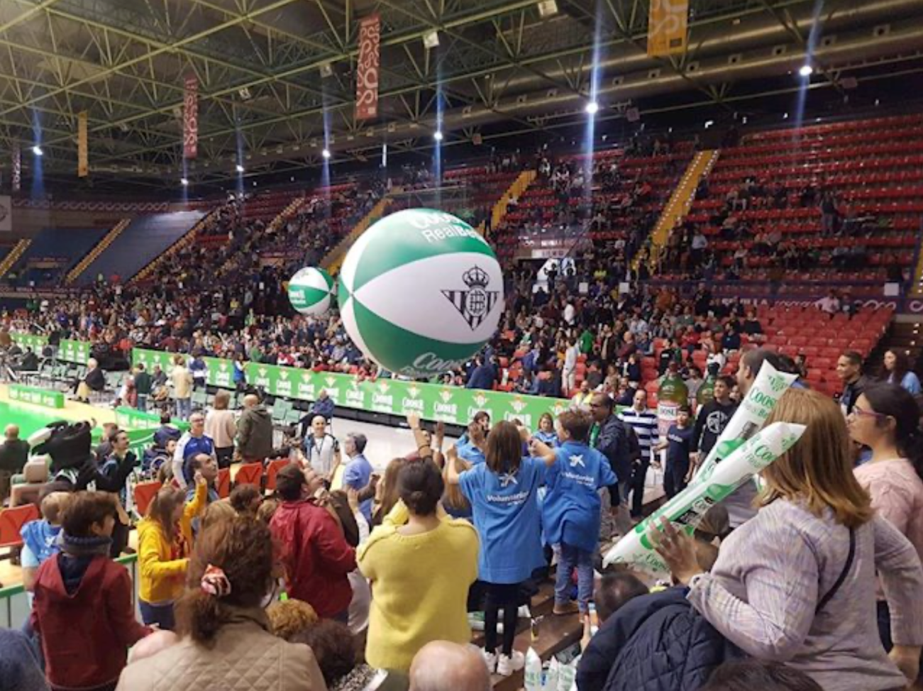 Voluntarios de La Caixa organizan una grada solidaria con entidades sociales en un partido de baloncesto en Sevilla
